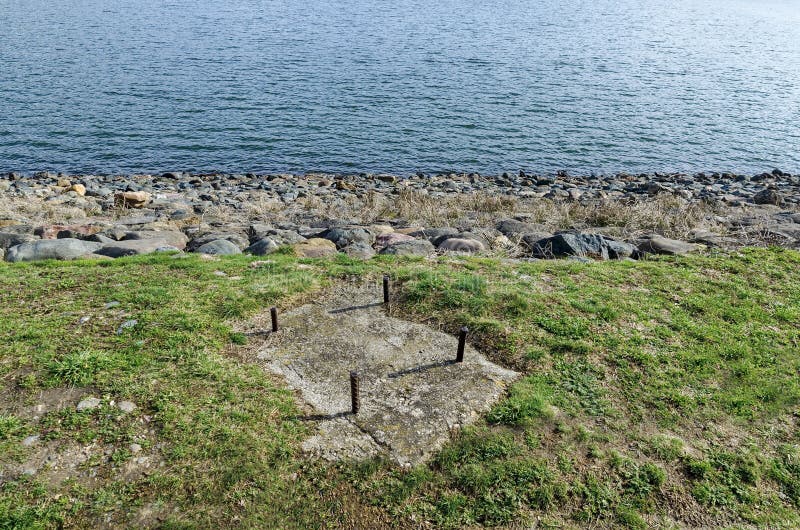 Guardi verso la diga della diga pittoresca, riunisca l'acqua del fiume di Iskar immagine stock Guardi verso la diga della diga pittoresca, riunisca l'acqua del fiume di Iskar immagine stock