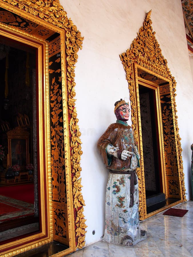 Guardia de cerámica antiguo del estilo chino que se coloca delante de los templos imagenes de archivo Guardia de cerámica antiguo del estilo chino que se coloca delante de los templos imagenes de archivo