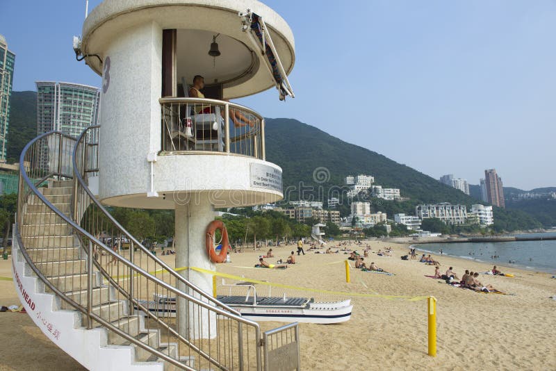 Guardia de vida de servicio en la playa de la ciudad de Stanley en Hong Kong, China imagenes de archivo Guardia de vida de servicio en la playa de la ciudad de Stanley en Hong Kong, China imagenes de archivo