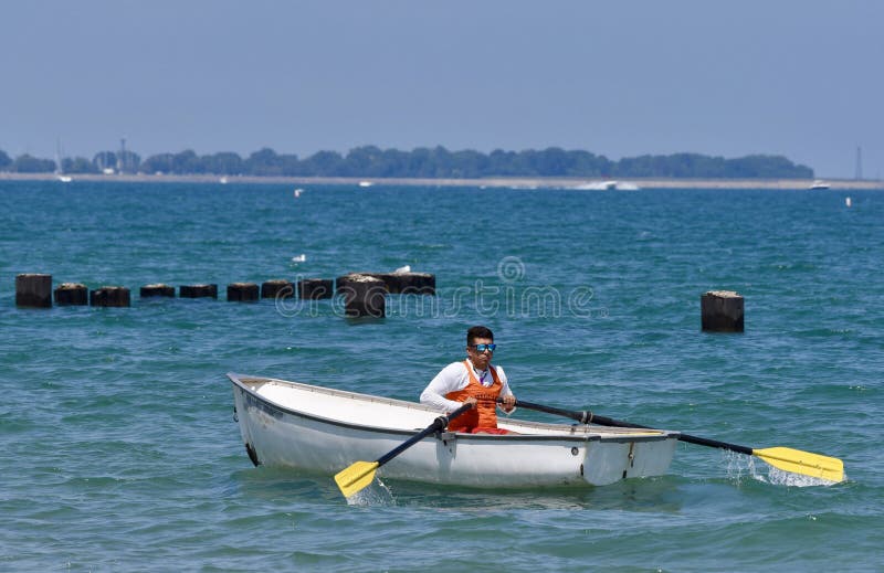 Guardia de vida en el lago Michigan imagenes de archivo Guardia de vida en el lago Michigan imagenes de archivo