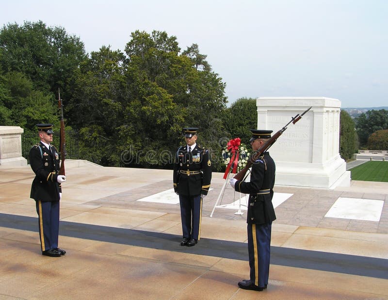 Guardia del honor en la tumba del soldado desconocido, cementerio de Arlington, Virginia imagen de archivo libre de regalías Guardia del honor en la tumba del soldado desconocido, cementerio de Arlington, Virginia imagen de archivo libre de regalías