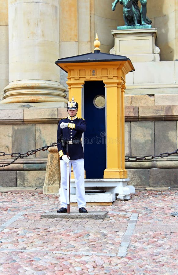 Guardia reale che protegge Royal Palace a Stoccolma fotografia stock Guardia reale che protegge Royal Palace a Stoccolma fotografia stock