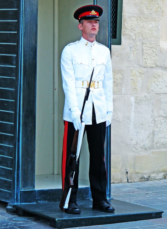 Guardia in uniforme vicino al palazzo ed al museo immagini stock libere da diritti Guardia in uniforme vicino al palazzo ed al museo immagini stock libere da diritti