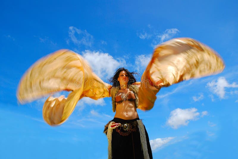 Hermoso guardián ángel volador alas en el aire seguimiento antes cielo azul.