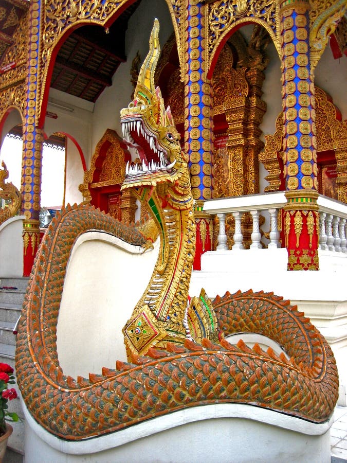 Guardiano Naga Serpentino Scolpito all'Ingresso del Tempio Thailandese immagine stock
