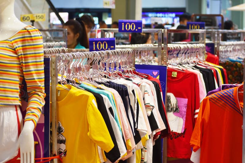 Guardias Con Ropa En La Tienda Tienda De Ropa Barata Foto editorial -  Imagen de compra, ropas: 165982526