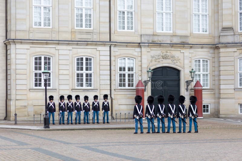 guardias-reales-daneses-en-copenhague-115248847.jpg