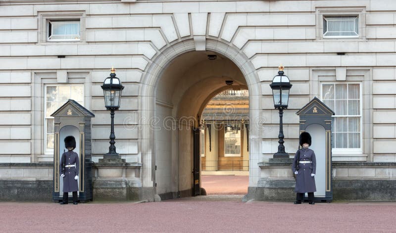 Guardie in cappotti pesanti sul dovere di sentinella al Buckingham Palace a Londra il 21 febbraio, immagini stock Guardie in cappotti pesanti sul dovere di sentinella al Buckingham Palace a Londra il 21 febbraio, immagini stock