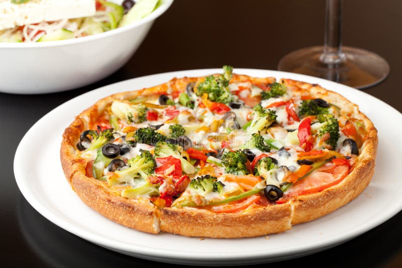 Guarnizioni della pizza di specialità immagine stock libera da diritti Guarnizioni della pizza di specialità immagine stock libera da diritti