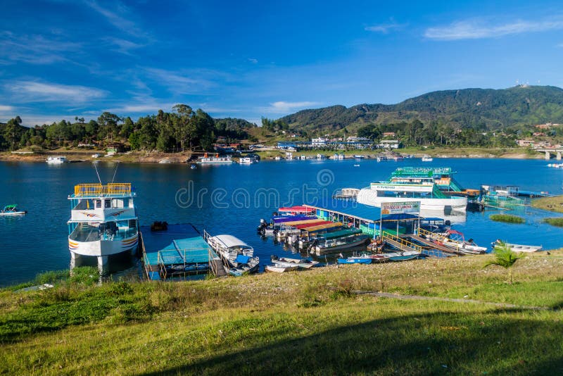GUATAPE KOLUMBIA, WRZESIEŃ, - 2, 2015: Łodzie na Penol jeziorze w Guatape wiosce, Colomb zdjęcia royalty free GUATAPE KOLUMBIA, WRZESIEŃ, - 2, 2015: Łodzie na Penol jeziorze w Guatape wiosce, Colomb zdjęcia royalty free