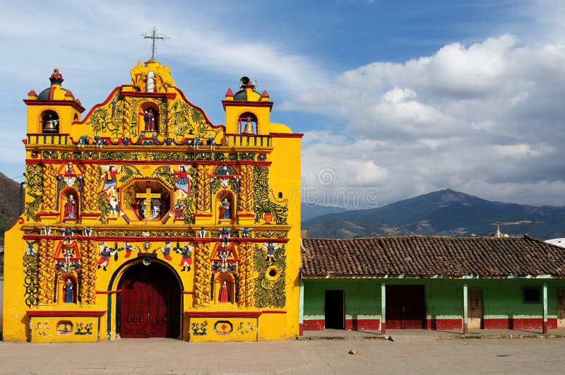 Guatemala, View auf der farbenfrohen Fassade Kirche in Guatemala stockfotografie Guatemala, View auf der farbenfrohen Fassade Kirche in Guatemala stockfotografie