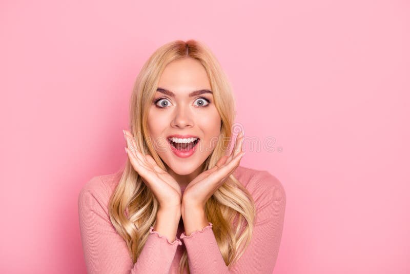 Guau, venta Ciérrese encima del retrato de la mujer bonita joven con el pelo rubio largo que mira la tenencia salida su boca abie imagen de archivo