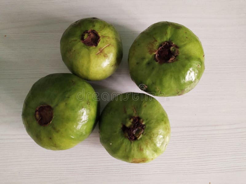 Guayaba. Hay cuatro guavas juntas. la textura de color de los frutos se ve genial!