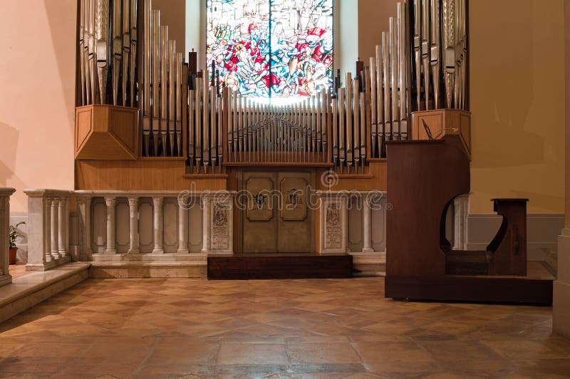 Gubbio Italie le 9 octobre 2020 : Intérieur d'une abbaye italienne médiévale avec un organe de tuyaux sous un vitrail de mosaïque photos libres de droits
