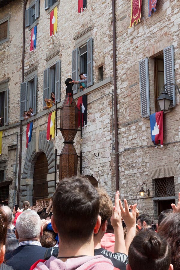 GUBBIO, ITALIË - MEI 15 2016 - wordt Sant ‚Antonio Ceri gezegend door een non is het is pararded rond de stad van Gubbio bij annu royalty-vrije stock foto GUBBIO, ITALIË - MEI 15 2016 - wordt Sant ‚Antonio Ceri gezegend door een non is het is pararded rond de stad van Gubbio bij annu royalty-vrije stock foto