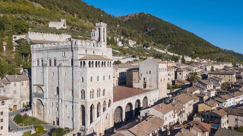 Gubbio, Italië Riep de hommel luchtmening van het stadscentrum, belangrijkste vierkant en het historische gebouw Palazzo-dei Cons stock foto Gubbio, Italië Riep de hommel luchtmening van het stadscentrum, belangrijkste vierkant en het historische gebouw Palazzo-dei Cons stock foto