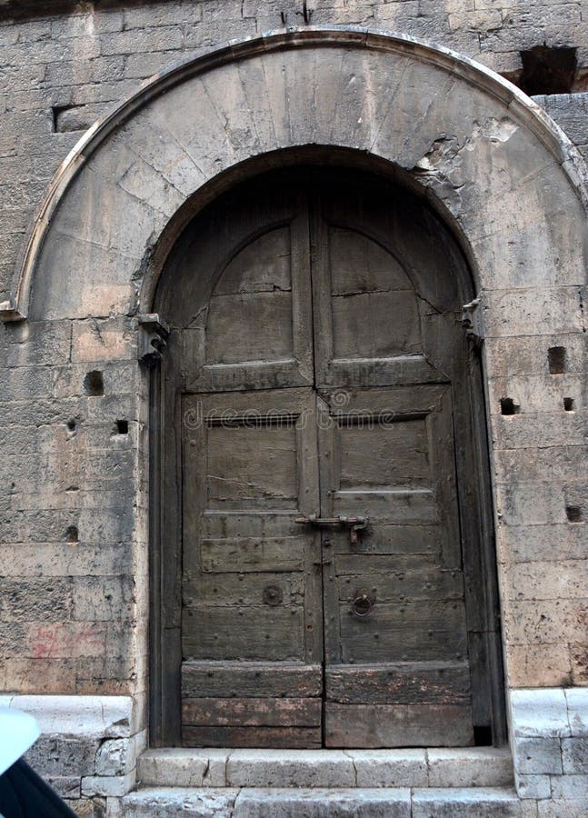 Gubio, Umbria, Italia - porta immagine stock Gubio, Umbria, Italia - porta immagine stock