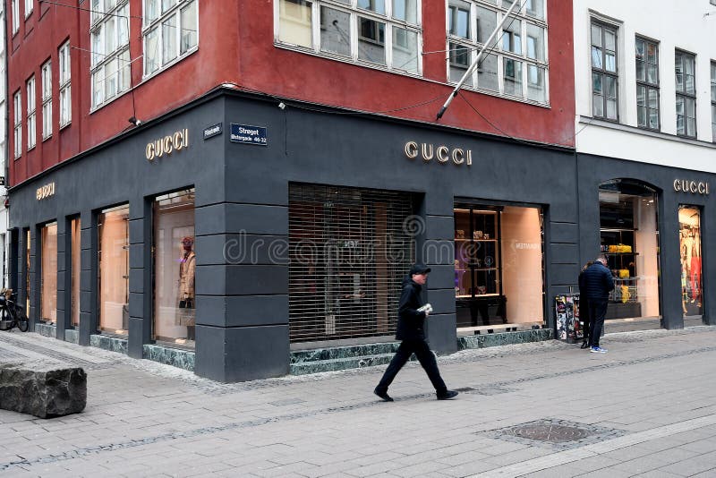 GUCCI FOOTWEARS DIPLAY IN GUCCI STORE