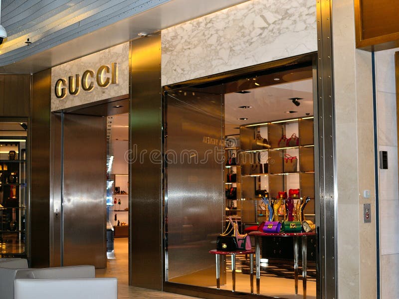 onszelf Blootstellen Denk vooruit Gucci Store in Schiphol Airport, Holland Editorial Photography - Image of  shelf, handbags: 96992682