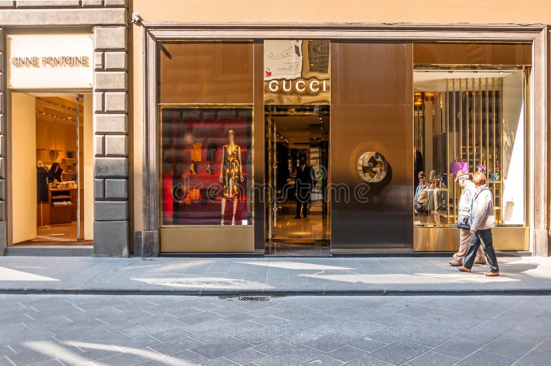 Medewerker streep Vervreemding Gucci-Winkel in Florence, Italië Redactionele Afbeelding - Image of hemel,  europa: 50136830