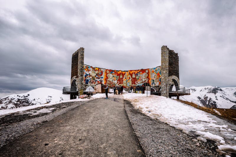 Gudauri Georgia - 21 April, 2017: Rysk georgisk kamratskapmonument georgian huvudvägmilitär georgia arkivfoto Gudauri Georgia - 21 April, 2017: Rysk georgisk kamratskapmonument georgian huvudvägmilitär georgia arkivfoto