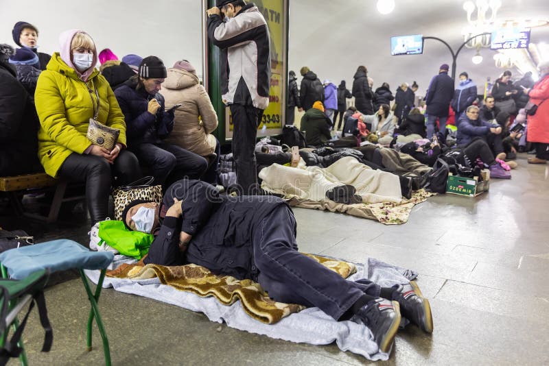 Guerra da rússia contra a ucrânia. abrigo de bombas na estação de metro