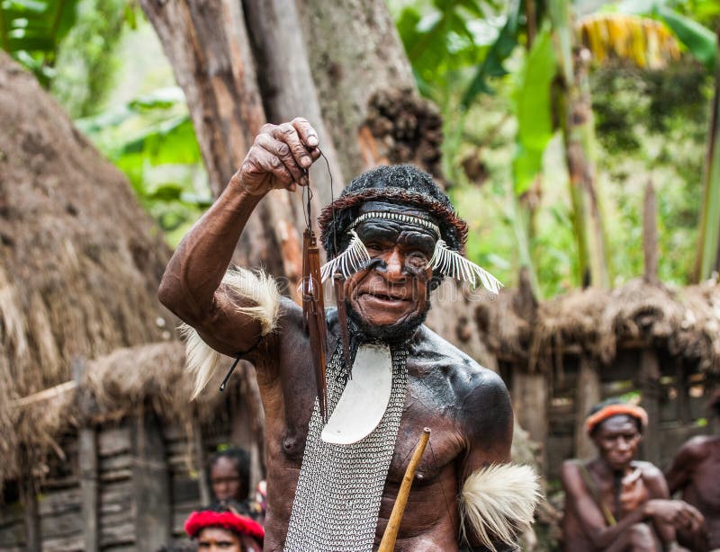 La Tribu De Dani De Los Guerreros Retrata Efectuar Una Lucha Con Uno a Imagen editorial Imagen