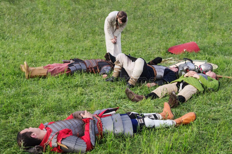 Guerreros en la armadura medieval, descansando sobre la hierba fotografía de archivo libre de regalías