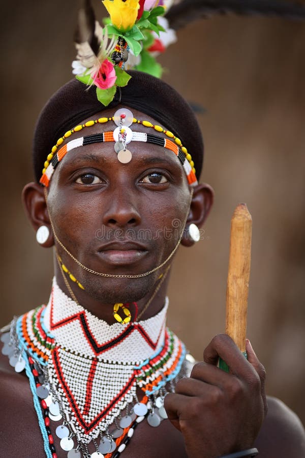 Guerrier fier de Samburu dans Horr du sud, Kenya image libre de droits Guerrier fier de Samburu dans Horr du sud, Kenya image libre de droits
