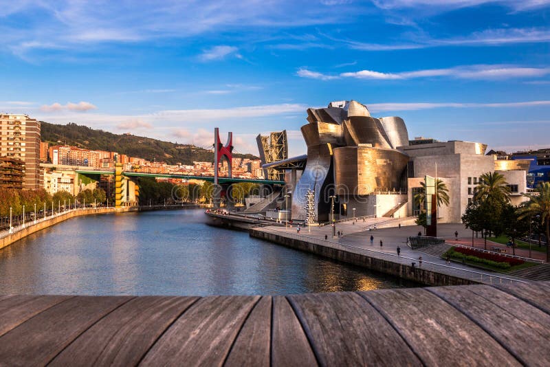 Guggenheim muzeum Bilbao, Nervion rzeka i losu angeles Salve most w Bilbao, Hiszpania