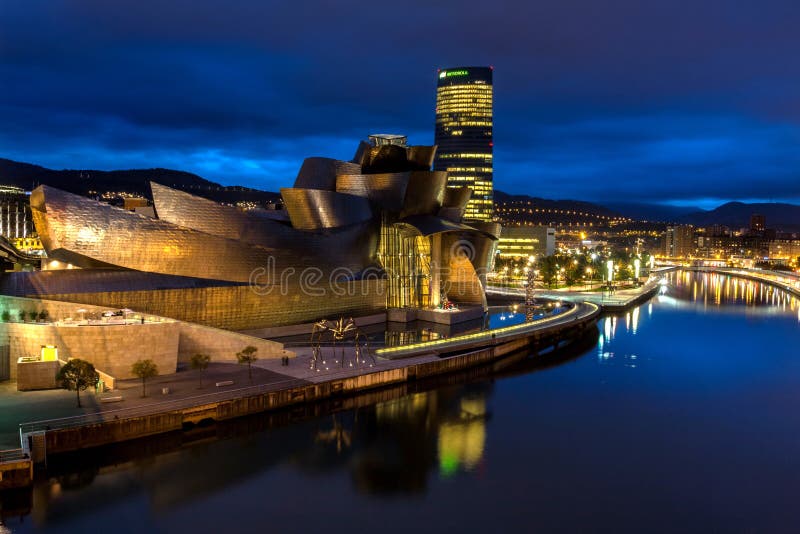 Guggenheim muzeum Bilbao nocą