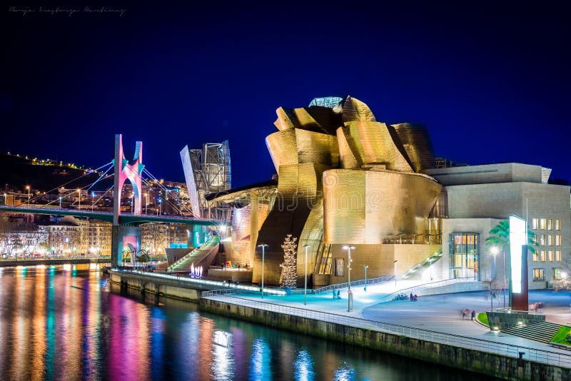Guggenheimmuseum in Bilbao bij nacht, Spanje stock foto Guggenheimmuseum in Bilbao bij nacht, Spanje stock foto