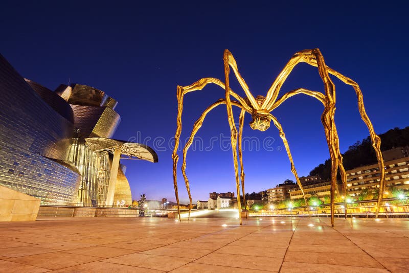 Guggenheimmuseum en spin bij nacht in Bilbao royalty-vrije stock foto Guggenheimmuseum en spin bij nacht in Bilbao royalty-vrije stock foto