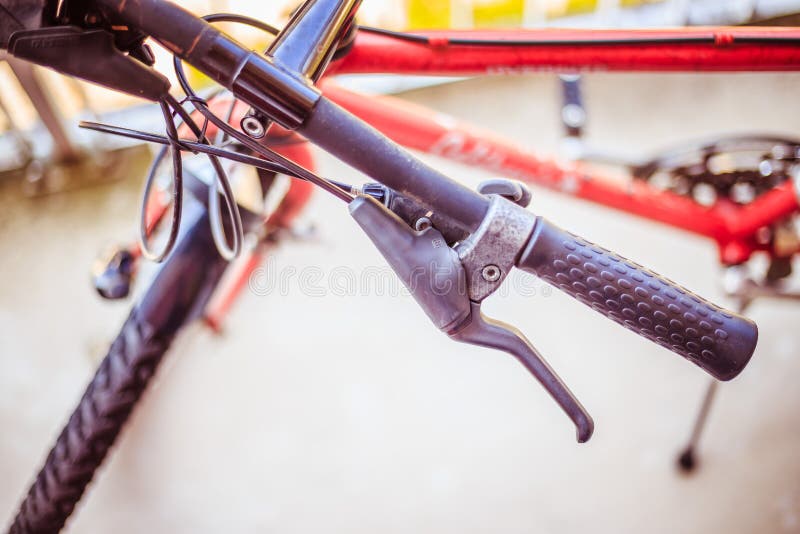 Guiador da bicicleta e rupturas, reparo da bicicleta, fundo borrado fotografia de stock Guiador da bicicleta e rupturas, reparo da bicicleta, fundo borrado fotografia de stock