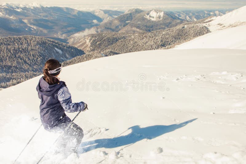 Guida della donna dello sciatore dalla neve profonda della polvere immagini stock Guida della donna dello sciatore dalla neve profonda della polvere immagini stock