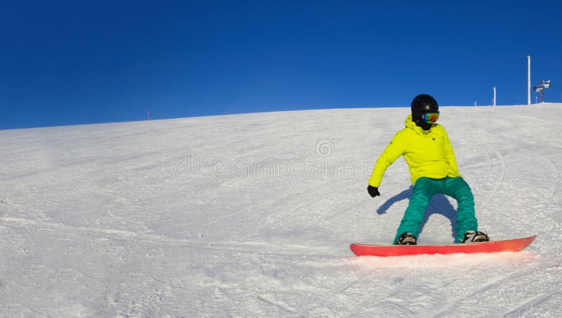 Guida dello Snowboarder sul pendio fotografia stock libera da diritti Guida dello Snowboarder sul pendio fotografia stock libera da diritti