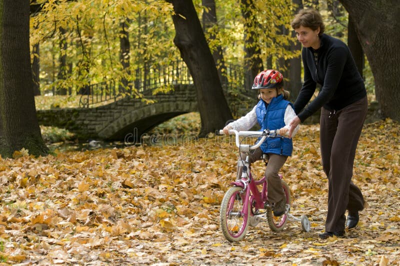 guida di lezione della bici fotografia stock libera da diritti guida di lezione della bici fotografia stock libera da diritti
