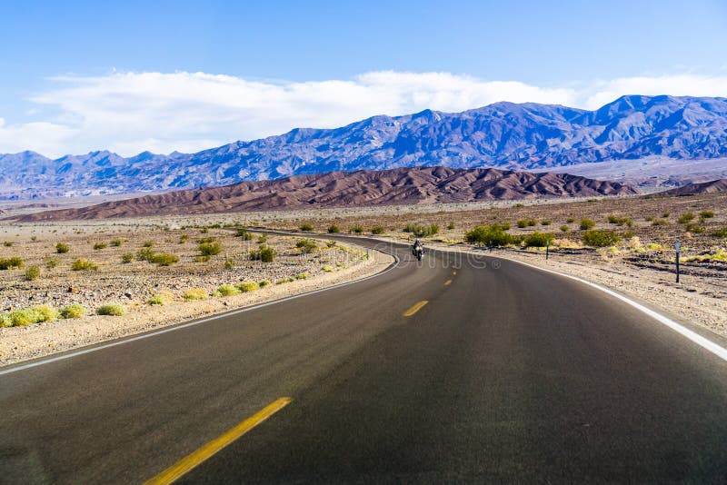 Guidando attraverso il parco nazionale di Death Valley sulla chiara mattina, California fotografia stock libera da diritti Guidando attraverso il parco nazionale di Death Valley sulla chiara mattina, California fotografia stock libera da diritti