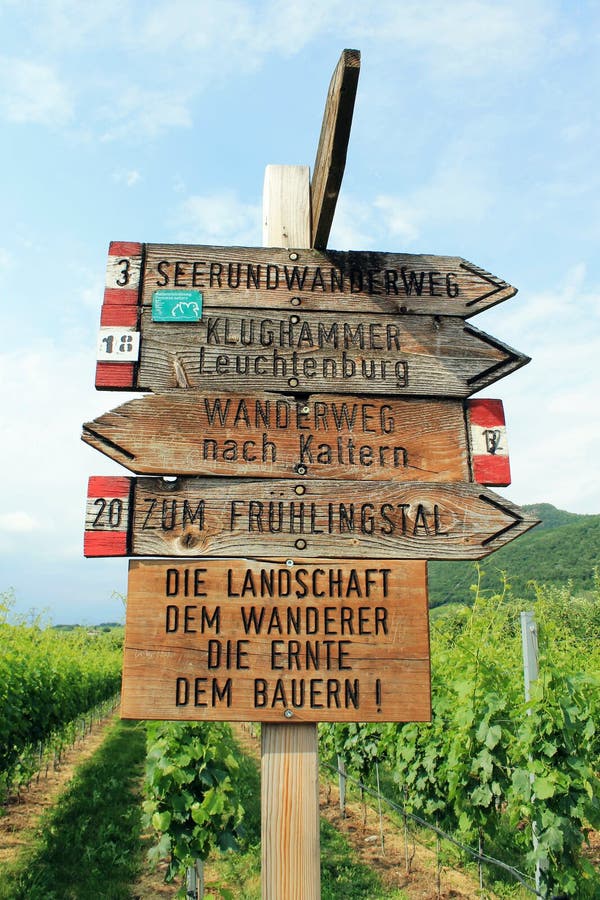 Guidepost na região do crescimento de fruto de Tirol sul fotos de stock Guidepost na região do crescimento de fruto de Tirol sul fotos de stock