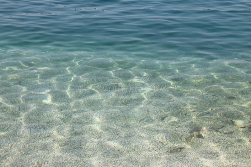 Guijarros blancos en la parte inferior del mar adriático en Croacia fotografía de archivo libre de regalías Guijarros blancos en la parte inferior del mar adriático en Croacia fotografía de archivo libre de regalías