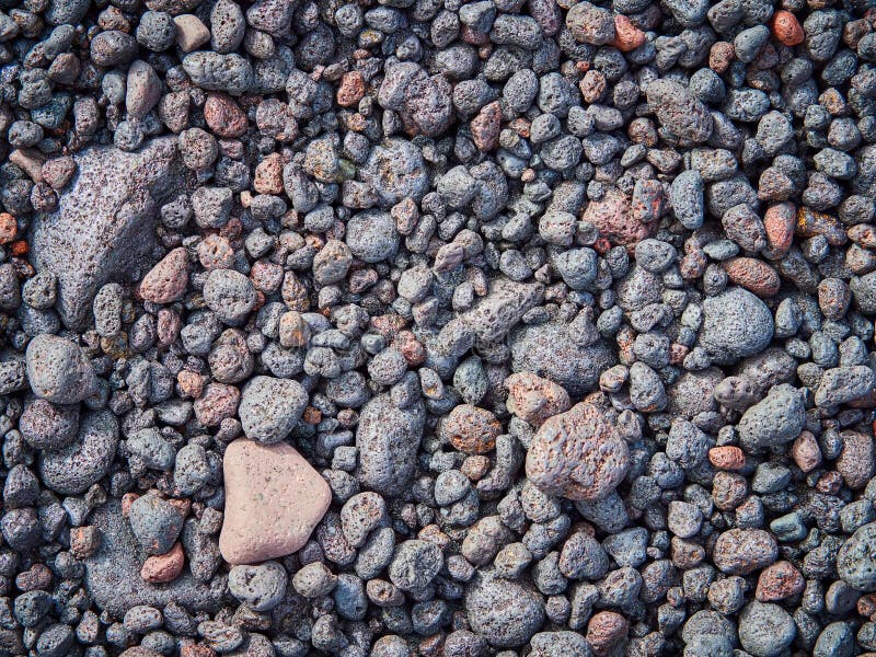 Guijarros resistidos, redondeados de la lava en la playa de la isla de Stromboli, Sicilia, Italia imagenes de archivo Guijarros resistidos, redondeados de la lava en la playa de la isla de Stromboli, Sicilia, Italia imagenes de archivo
