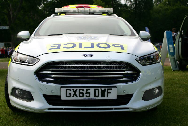 Guildford, Inghilterra - 28 maggio 2018: Vista frontale di un volante della polizia di BMW fotografia stock Guildford, Inghilterra - 28 maggio 2018: Vista frontale di un volante della polizia di BMW fotografia stock