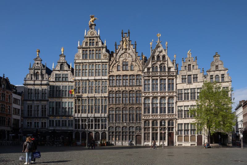 Guildhalls historiques d'anvers grote markt sous ciel bleu clair images libres de droits