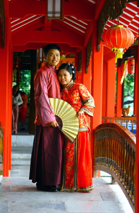 GUILIN, CHINA - 4 NOV., 2007: Jong paar in traditionele Chinese kostuums stock foto's GUILIN, CHINA - 4 NOV., 2007: Jong paar in traditionele Chinese kostuums stock foto's
