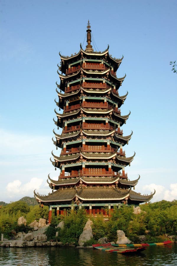 Guilin, China: Pagoda de la luna en el lago hu del Shan