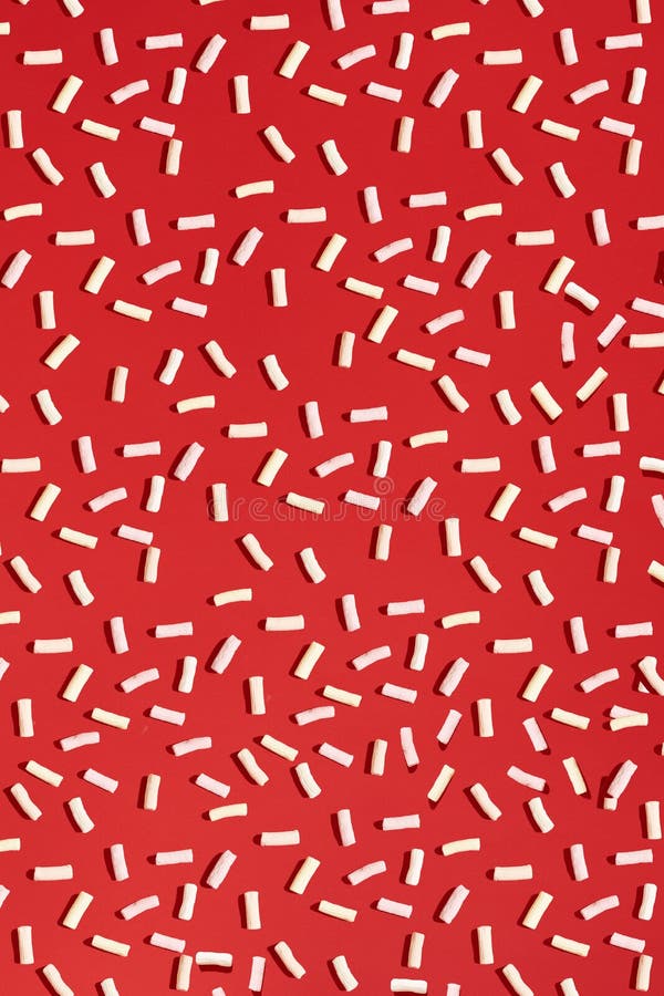 Guimauve sur un fond rouge Modèle de nourriture Configuration douce image libre de droits Guimauve sur un fond rouge Modèle de nourriture Configuration douce image libre de droits