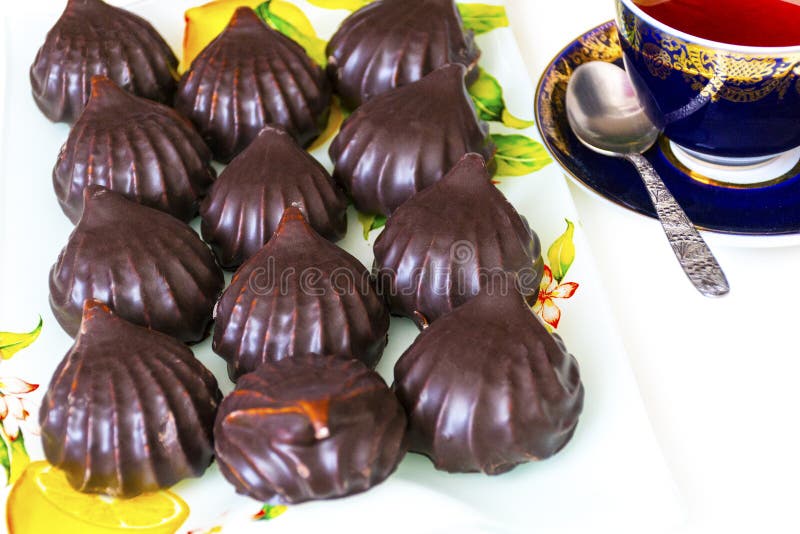 Guimauves de chocolat et une tasse de thé photographie stock libre de droits Guimauves de chocolat et une tasse de thé photographie stock libre de droits