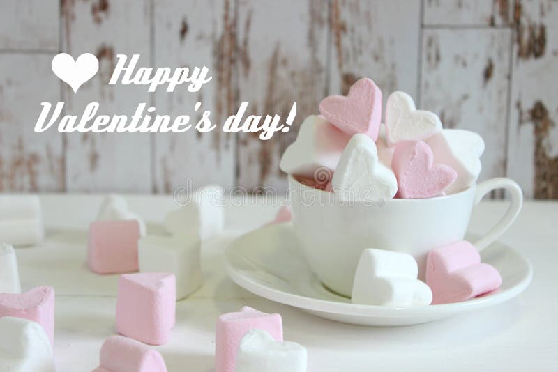 Guimauves douces sous forme de coeur dans la tasse en céramique avec le fond rose Concept au sujet de l'amour et des relations St photo stock Guimauves douces sous forme de coeur dans la tasse en céramique avec le fond rose Concept au sujet de l'amour et des relations St photo stock