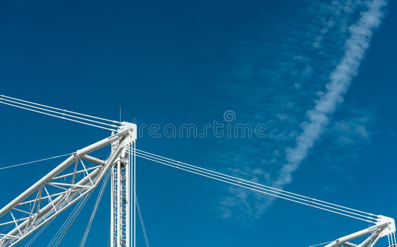 Guindaste da construção do close up contra o céu azul e as nuvens fotografia de stock royalty free