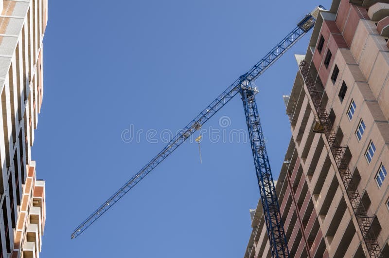 Guindaste De Construção No Fundo Da Cidade. Foto Royalty Free, Gravuras,  Imagens e Banco de fotografias. Image 30929961